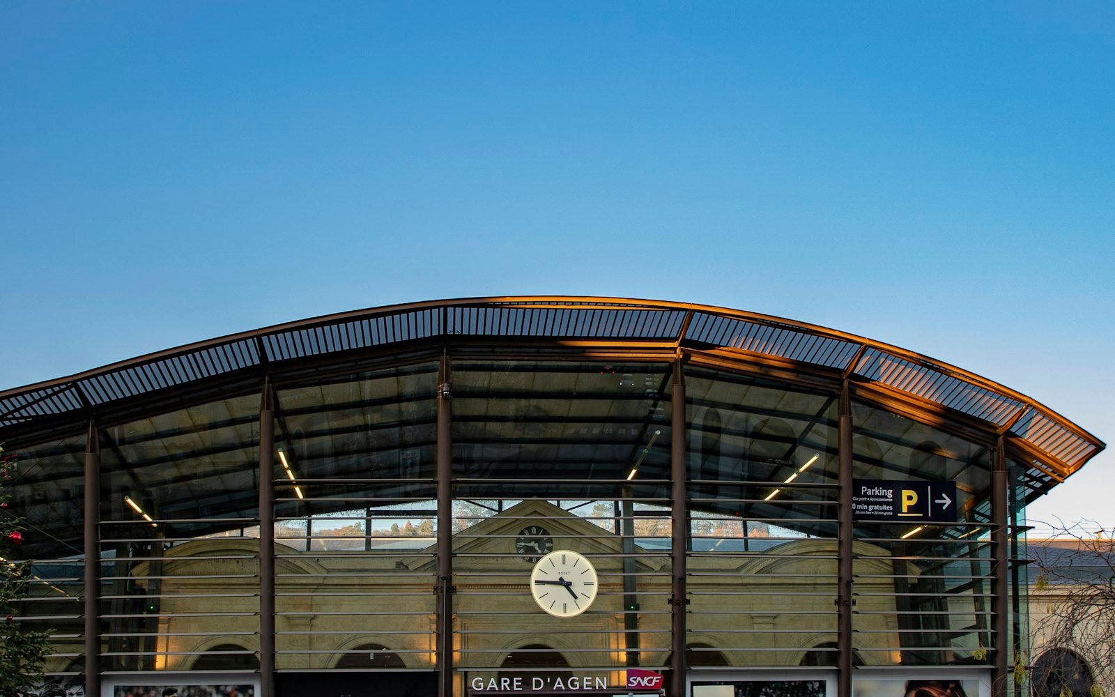 La façade et la verrière de la gare d'Agen