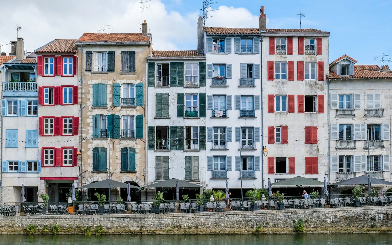 Les façades colorées des quais de la Nive à Bayonne