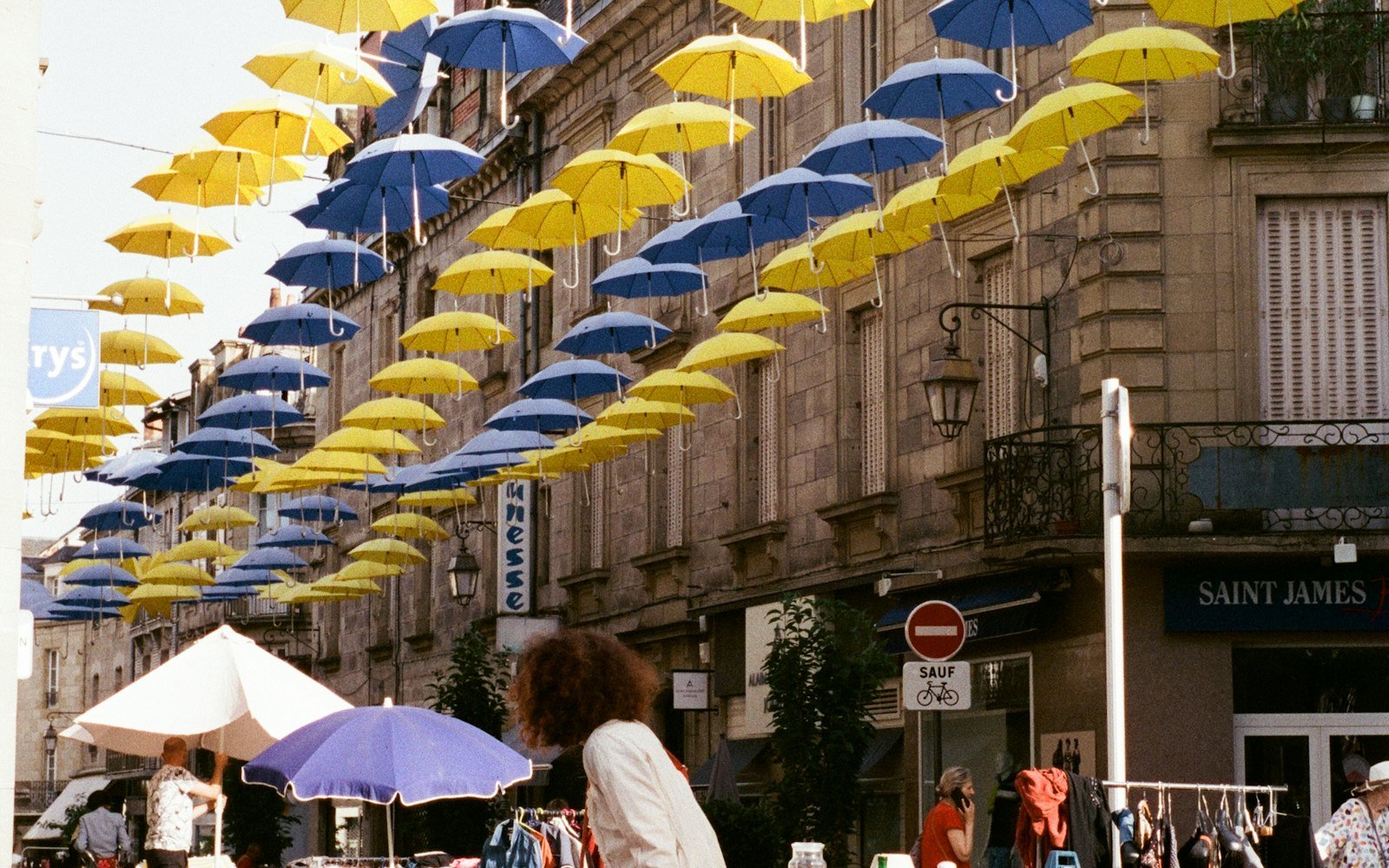 Une rue commerçante du centre de Brive-la-Gaillarde décorée de parapluies