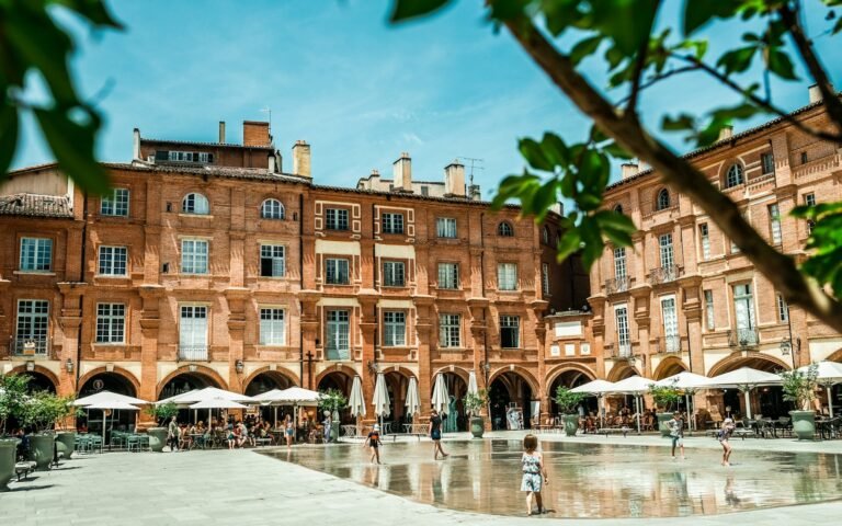 La place Nationale de Montauban et ses façades de brique