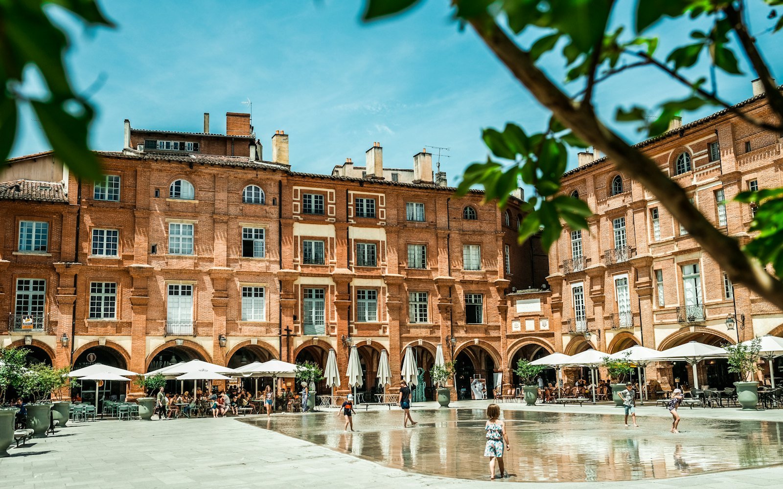 La place Nationale de Montauban et ses façades de brique