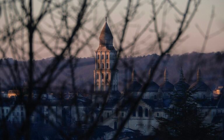 Le clocher de la cathédrale Saint-Front au-dessus de Périgueux