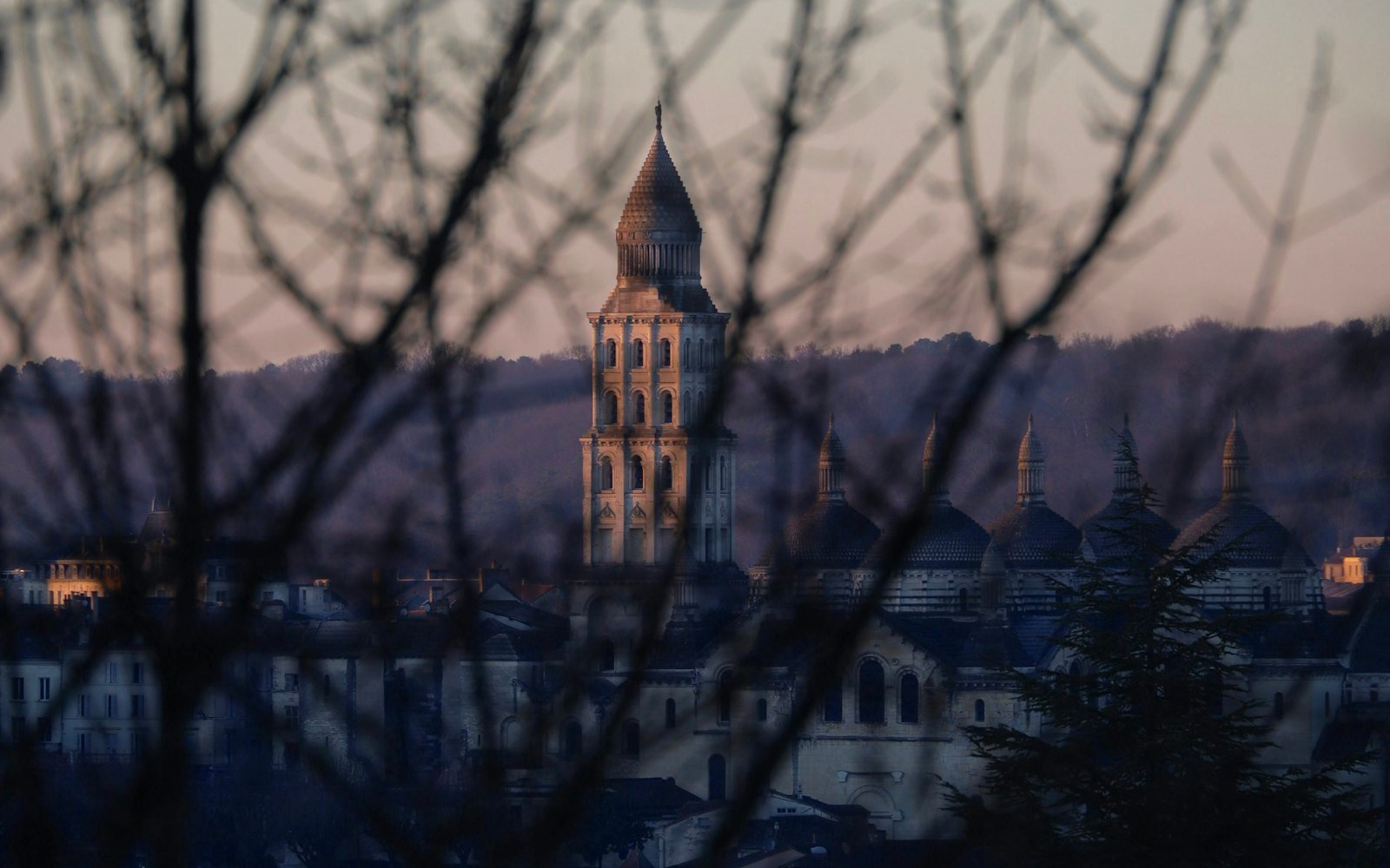 Le clocher de la cathédrale Saint-Front au-dessus de Périgueux
