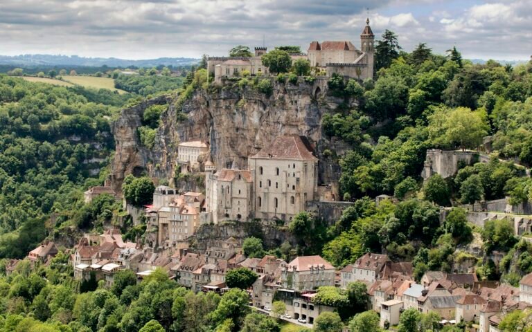 Le village de Rocamadour accroché à sa falaise, tout près de Gramat
