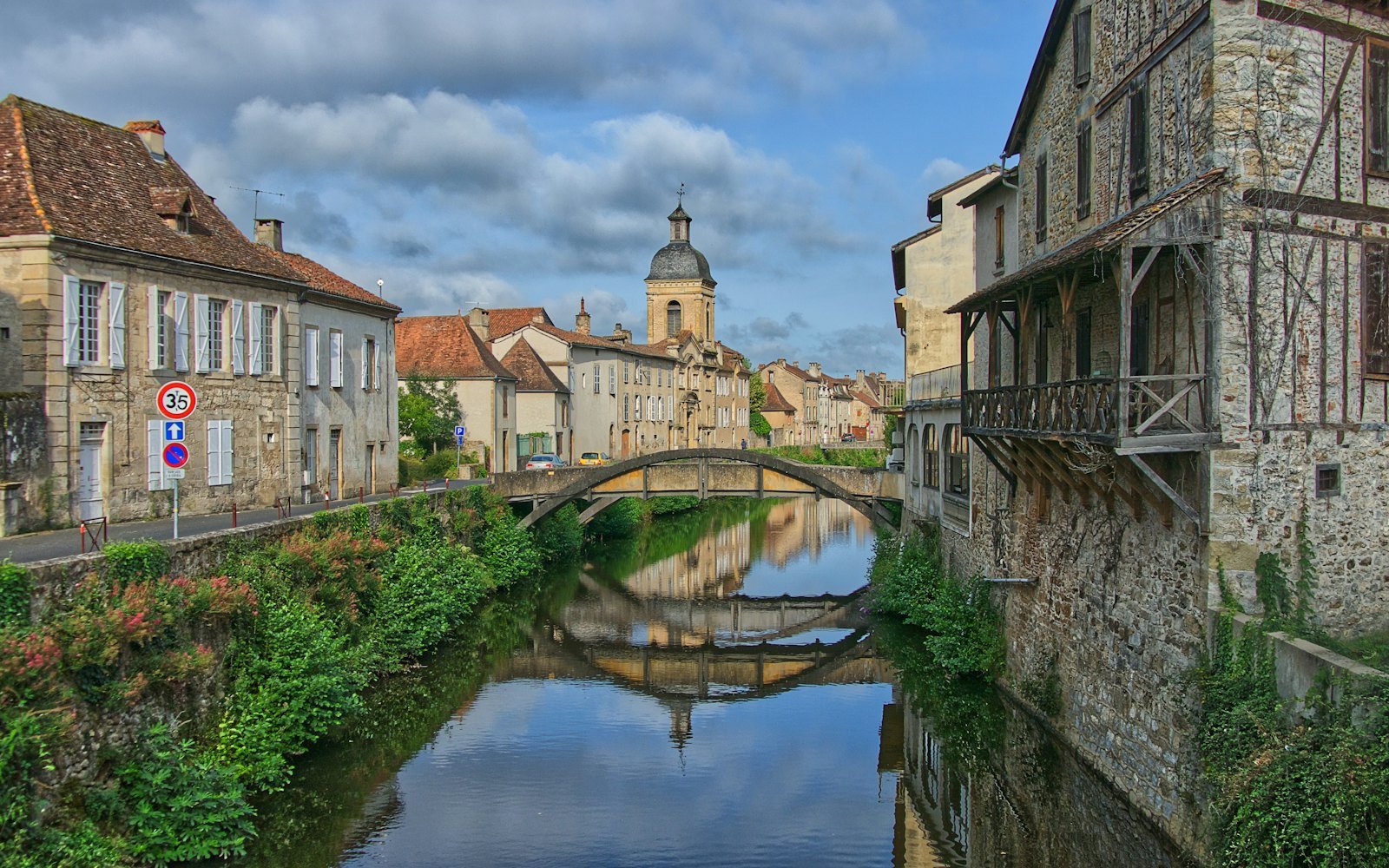 Les maisons anciennes de Saint-Céré au bord de la Bave