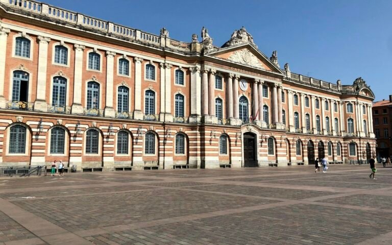 La façade du Capitole, sur la place du Capitole à Toulouse