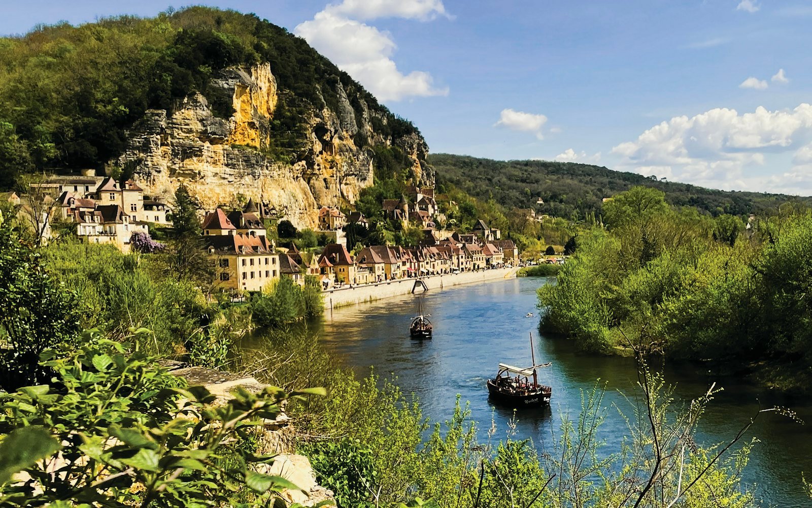 La vallée de la Dordogne et ses gabarres, à quelques kilomètres en aval de Souillac